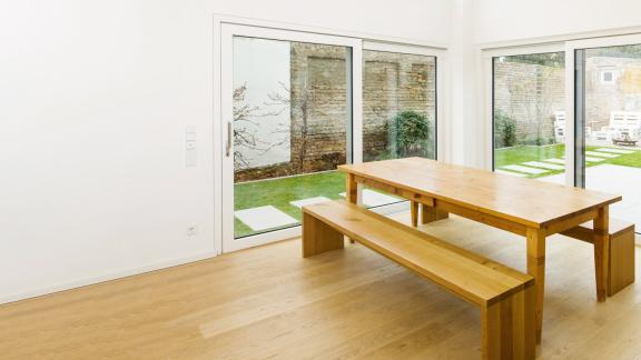 Fenster mit Blick auf Terrasse