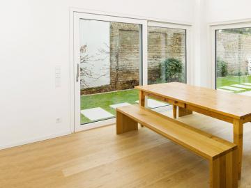 Fenster mit Blick auf Terrasse