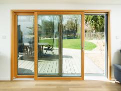 Hebe-Schiebe-Tür Holz-Alu halb geöffnet