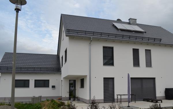 Neue Kunststofffenster in grau für Neubau